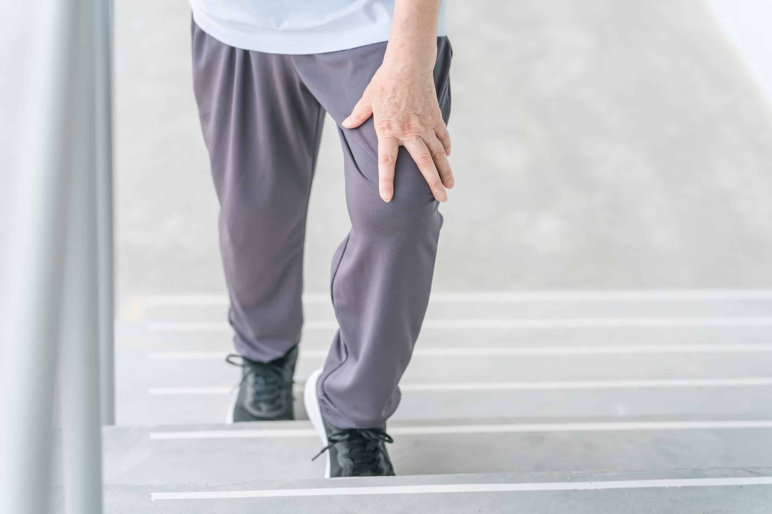 ¿Qué ejercicio es adecuado para una persona mayor con rodillas frágiles?