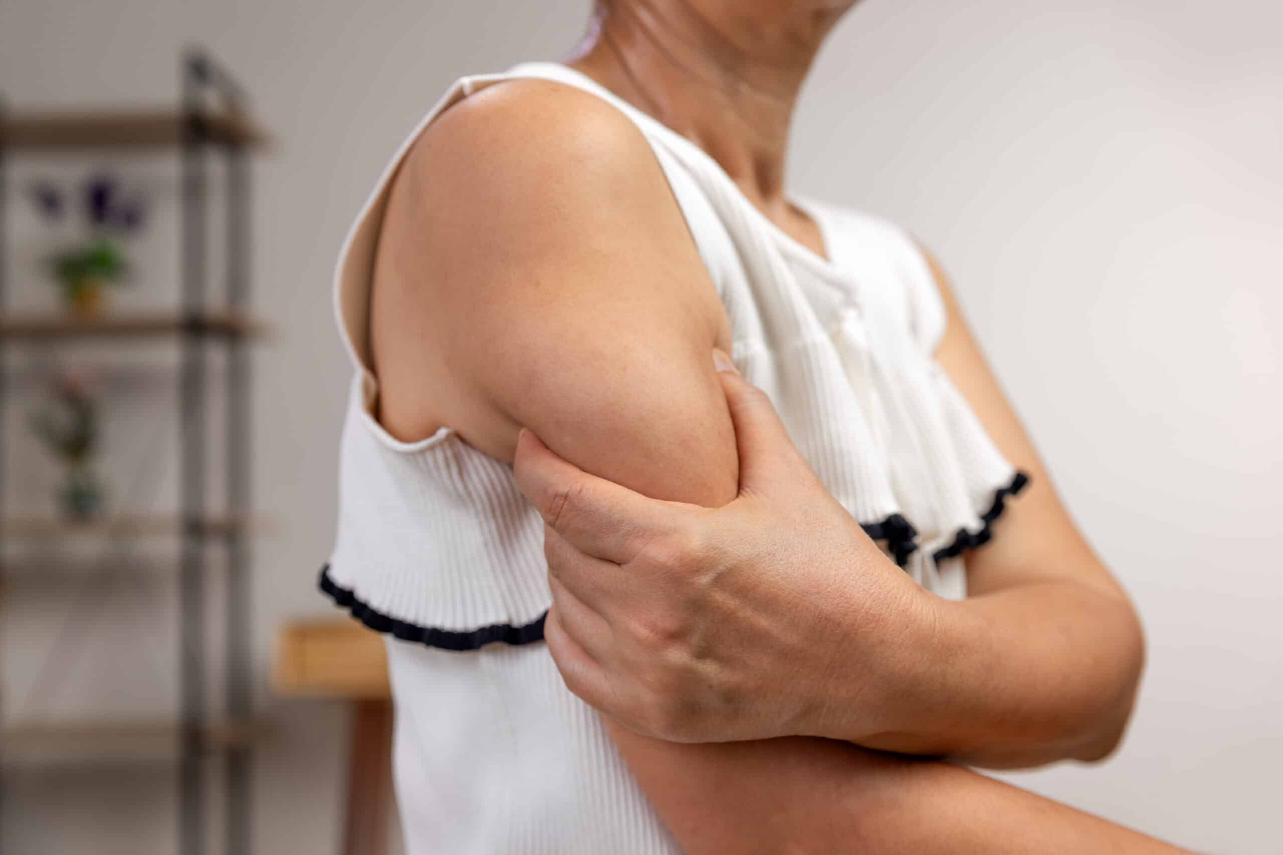 Solución para los brazos flácidos después de los 60 años